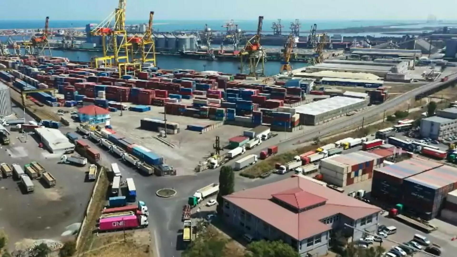 Mită de 250.000 de euro pentru un contract uriaș &icirc;n Portul Constanța. Ce pedeapsă au primit inculpații